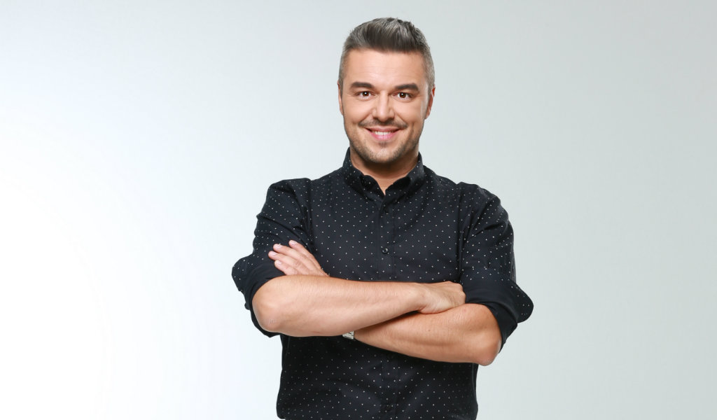 Πέτρος Πολυχρονίδης: «Η δουλειά του παρουσιαστή δεν είναι διαγωνισμός Eurovision. Μια δουλίτσα είναι που κάνουμε για να ταίσουμε τα παιδιά μας»