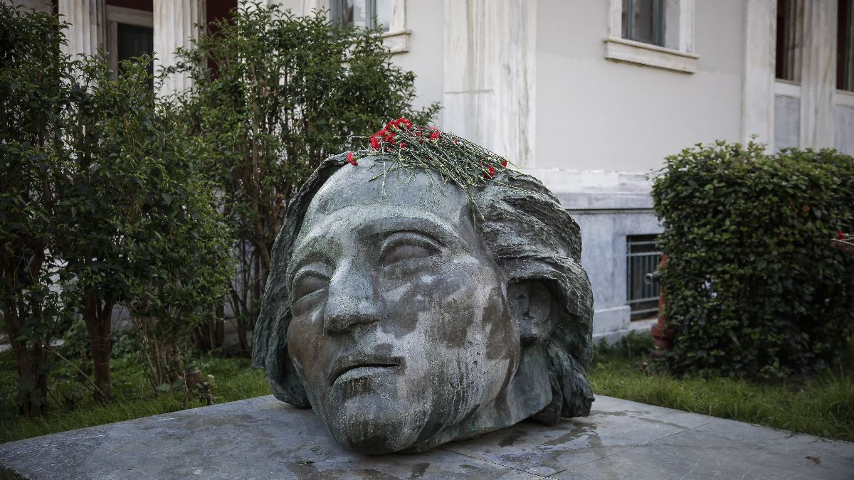 Πολυτεχνείο: Τι συμβολίζει το άγαλμα έξω από το Μετσόβιο