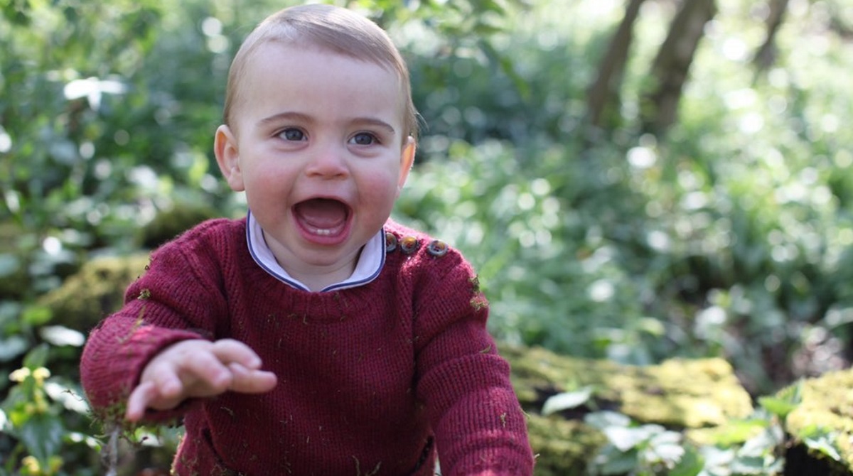 Ο Πρίγκιπας Louis έγινε ενός έτους και ποζάρει χαμογελαστός!