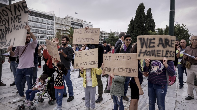 Πρόσφυγες προσπαθούν να φύγουν από την Ελλάδα