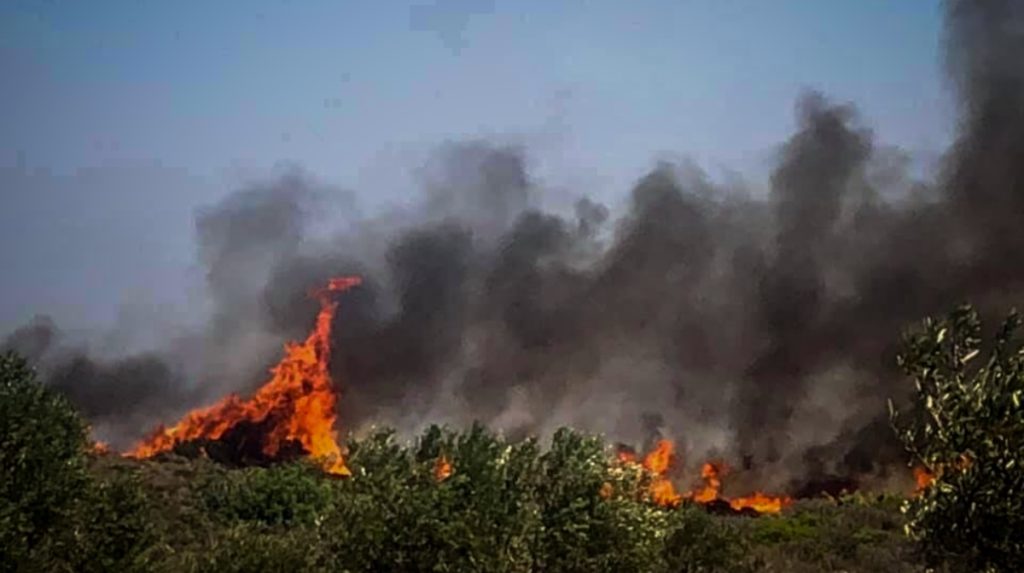 Σε ύφεση η πυρκαγιά στην Ελαφόνησο – 63 πυρκαγιές σε ένα 24ωρο