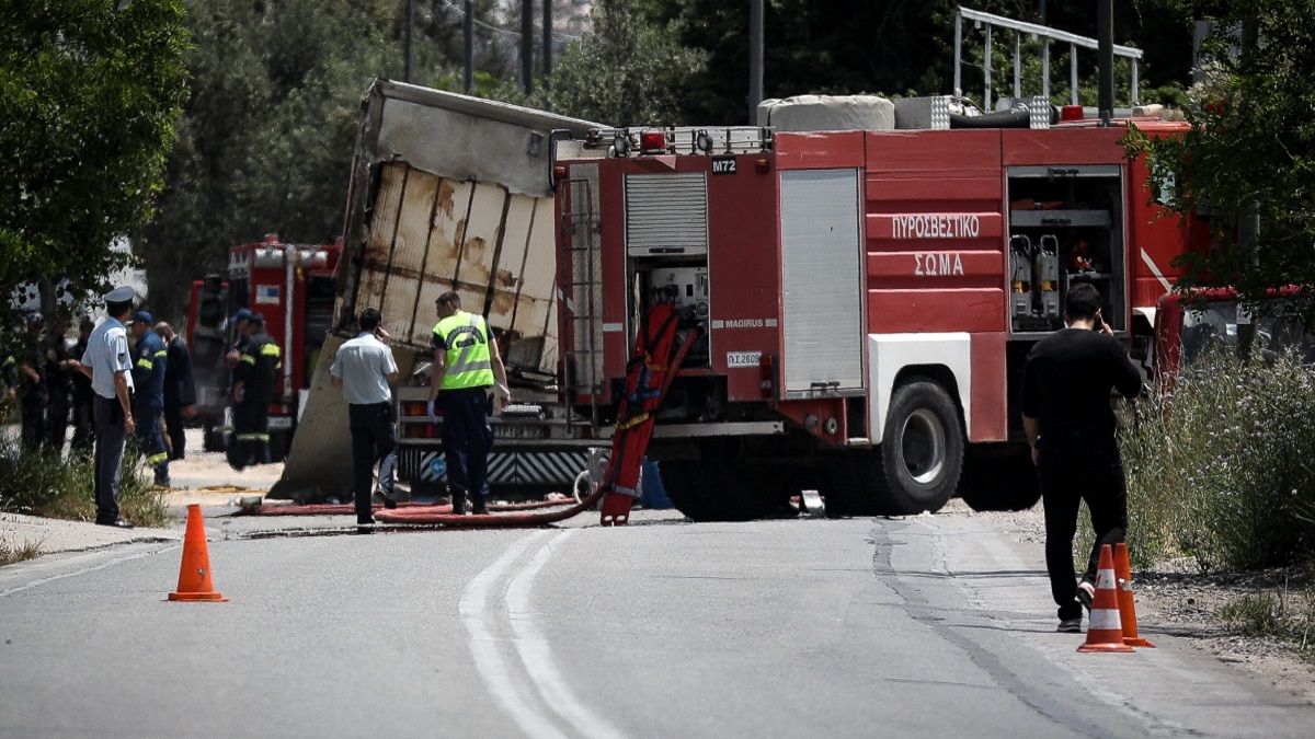 Λ. Κορωπίου-Μαρκοπούλου: Δύο νεκροί και ένας τραυματίας από τη σύγκρουση φορτηγών