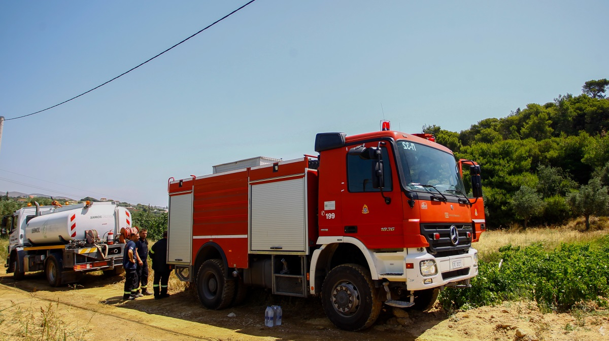 Πυρκαγιά στη Σπάρτη: Μάχη των πυροσβεστών να κατασβέσουν τις φλόγες