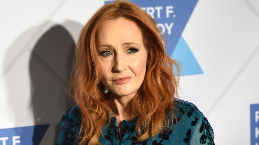 J. K Rowling: «Μην ανησυχείς θα είσαι η επόμενη» – Η απειλή που δέχθηκε επειδή τάχθηκε υπέρ του Σαλμάν Ρουσντί