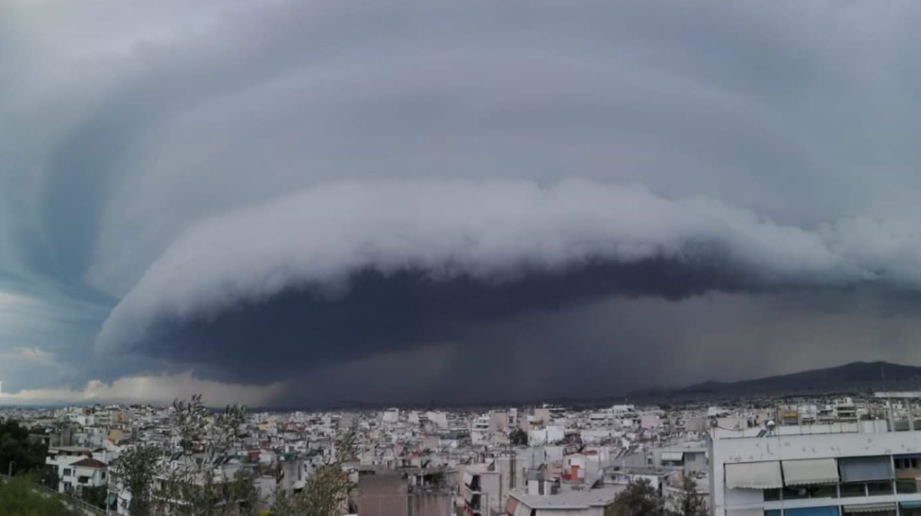 Shelf Cloud: Αυτό είναι το όνομα του περίεργου σύννεφου που κάλυψε την Αθήνα!