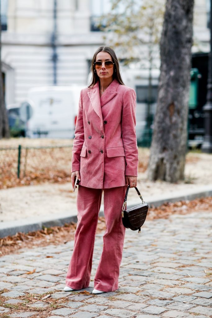 Το κοτλέ κοστούμι, must της σεζόν, σε ροζ χρώμα φορεμένο με μοναδικό τρόπο. 
