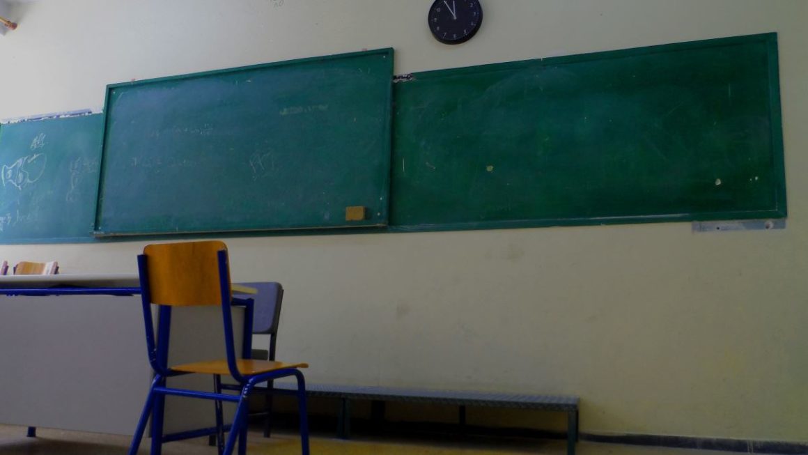 Απερίγραπτη ανευθυνότητα: Καθηγήτρια αρνείται να φορέσει τη μάσκα μέσα στην τάξη