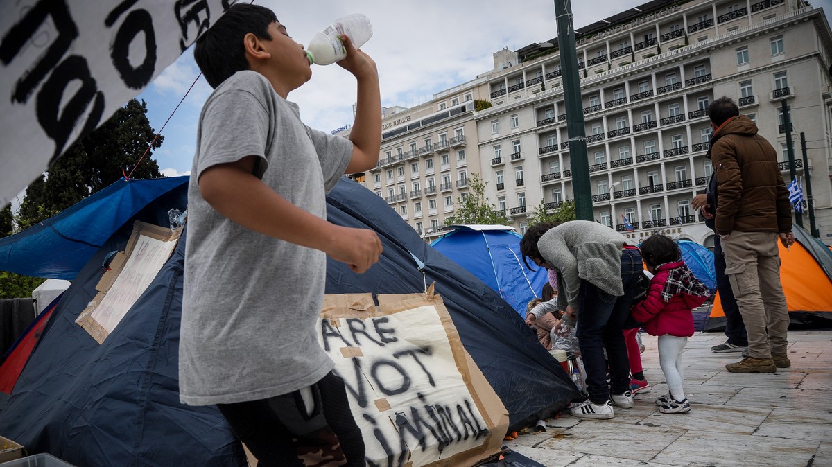 ΥΜΕΠΟ: Πού θα μεταφερθούν οι μετανάστες που έχουν κατασκηνώσει στην πλατεία Συντάγματος;