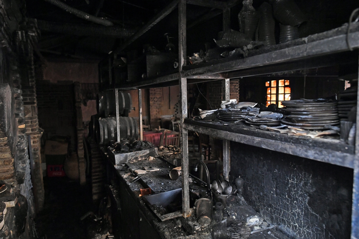 Το εσωτερικό της κουζίνας της ταβέρνας μετά την έκρηξη- Ευρωκίνηση
