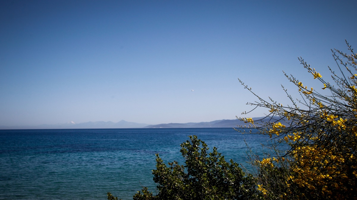 Καιρός: Ήλιος, τοπικές νεφώσεις και σκόνη