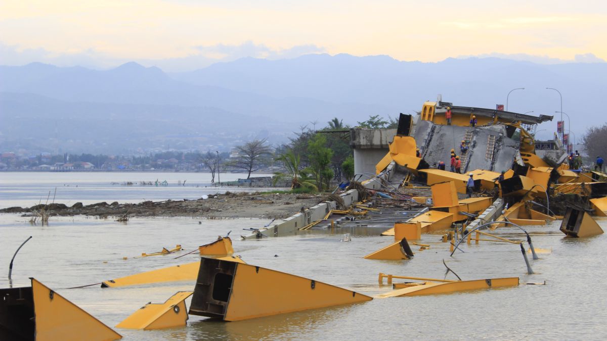 Τσουνάμι στην Ινδονησία: 222 νεκροί και 843 τραυματίες
