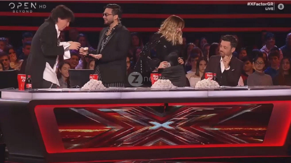 X Factor: Η Δέσποινα Βανδή έφτιαξε κουραμπιέδες και κέρασε τους κριτές