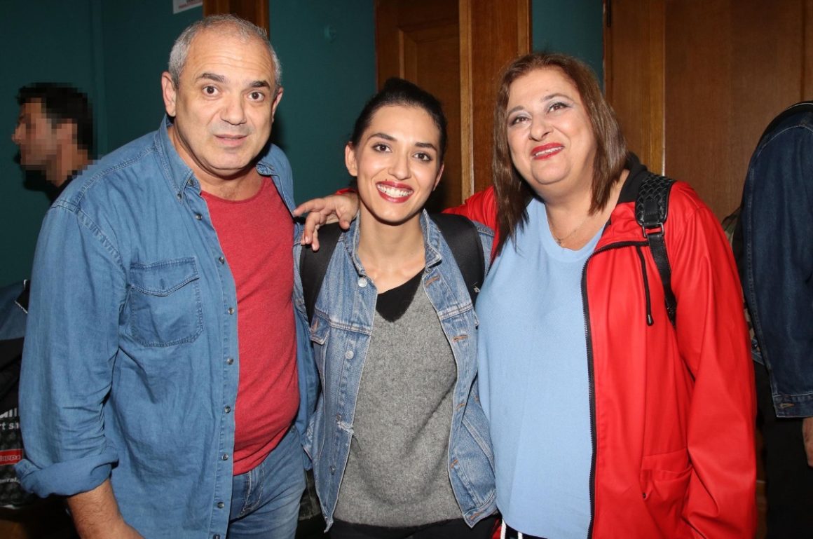 Ελισάβετ Κωνσταντινίδου: Στέλνει πρωτοχρονιάτικες ευχές με μια φωτογραφία της κόρης της και του πρώην συζύγου της, Ταξιάρχη Χάνου