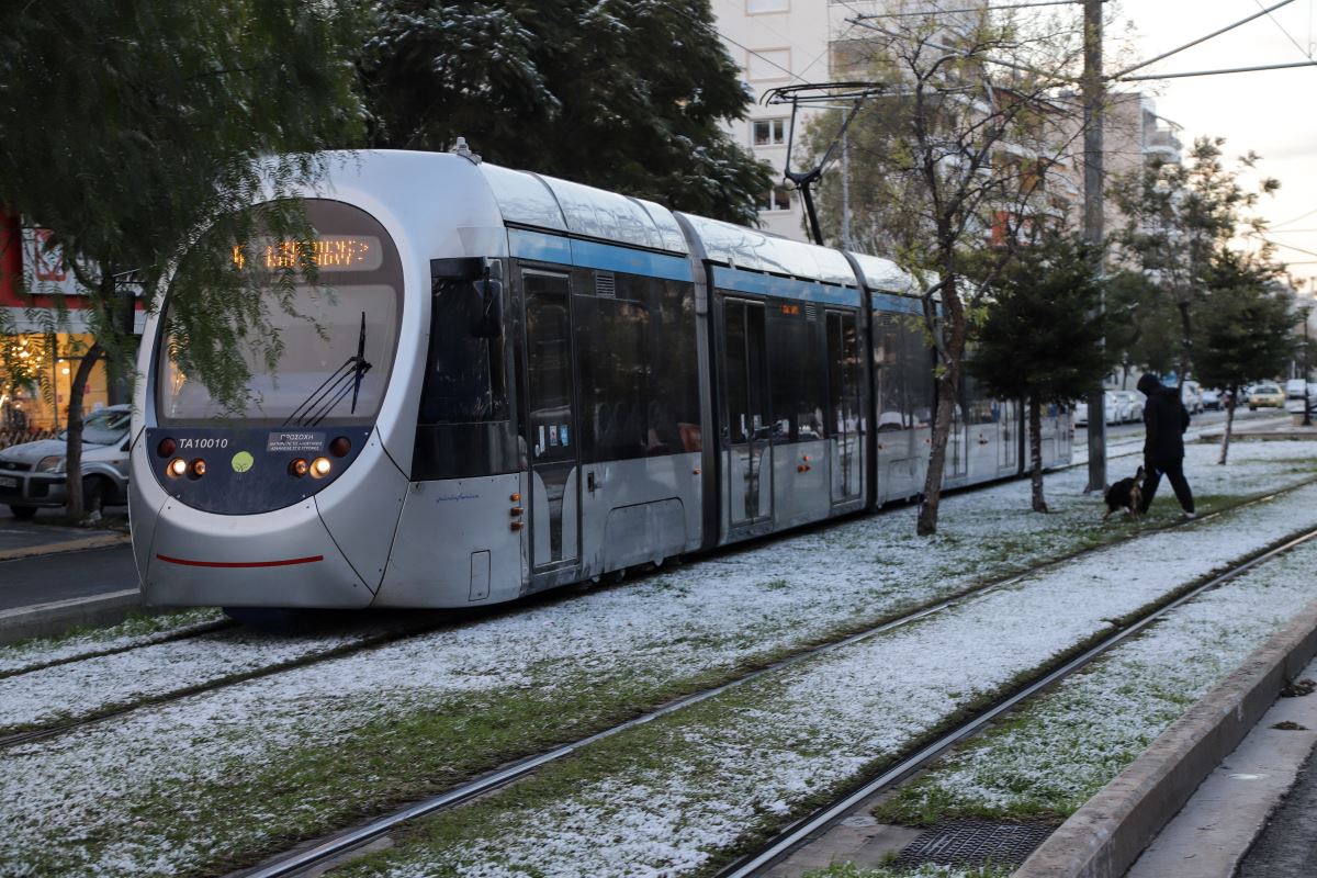 Χιονισμένο και το τραμ στη Νέα Σμύρνη