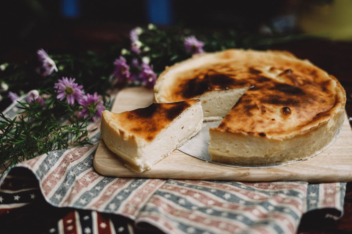 Το cheesecake με βάση κουραμπιέ ή μελομακάρονο είναι μια κλασική λύση για ό,τι περίσσεψε