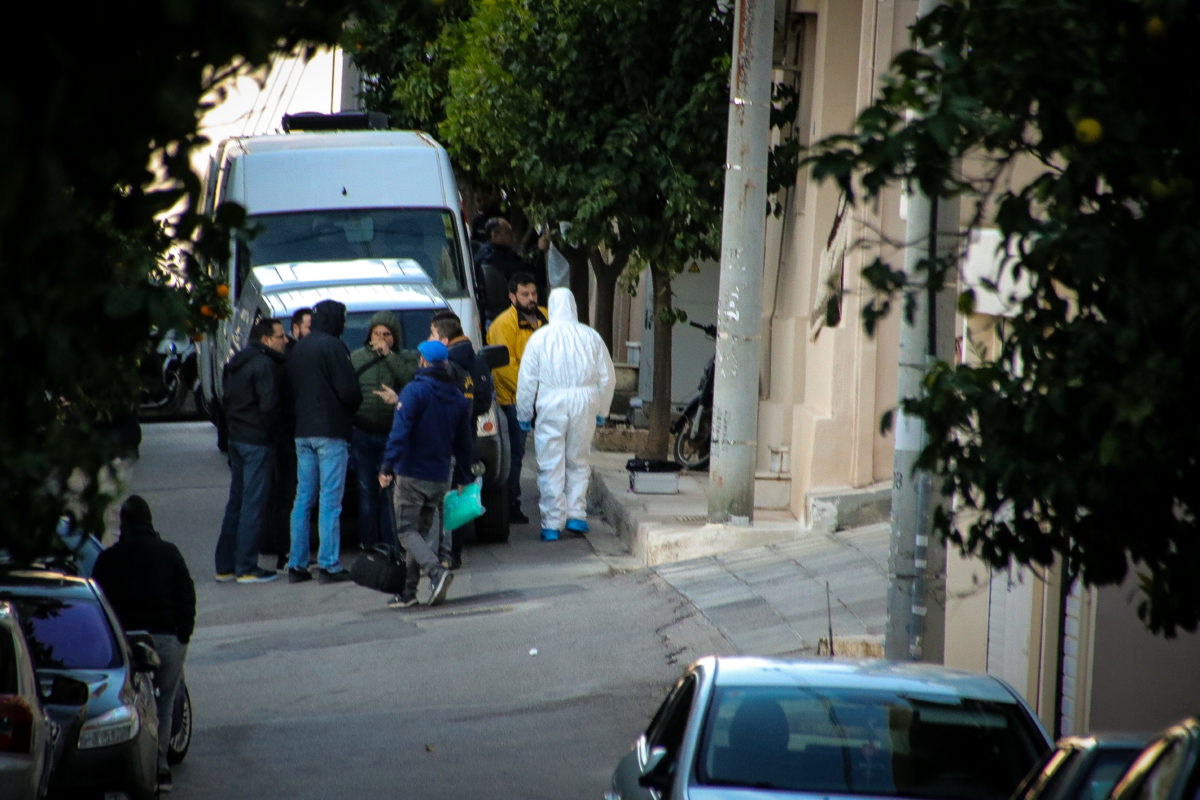 Η αντιτρομοκρατική έχει αποκλείσει το δρόμο όπου εντοπίστηκε η βόμβα (EUROKINISSI)