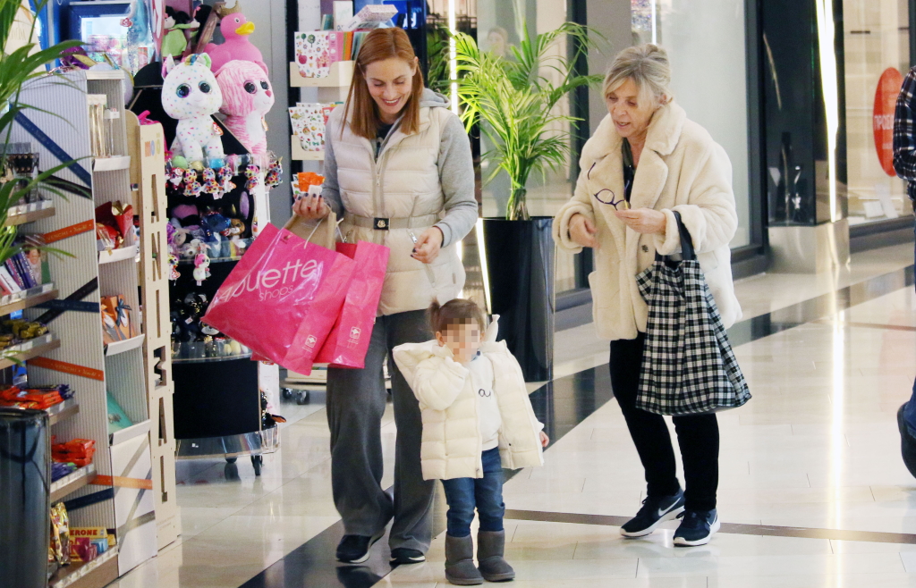 Ελεονώρα Μελέτη: Η βόλτα της στα μαγαζιά με την κόρη και τη μαμά της