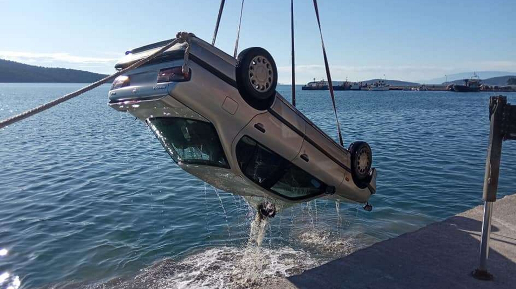 Αστακός: Αυτοκίνητο έπεσε στη θάλασσα