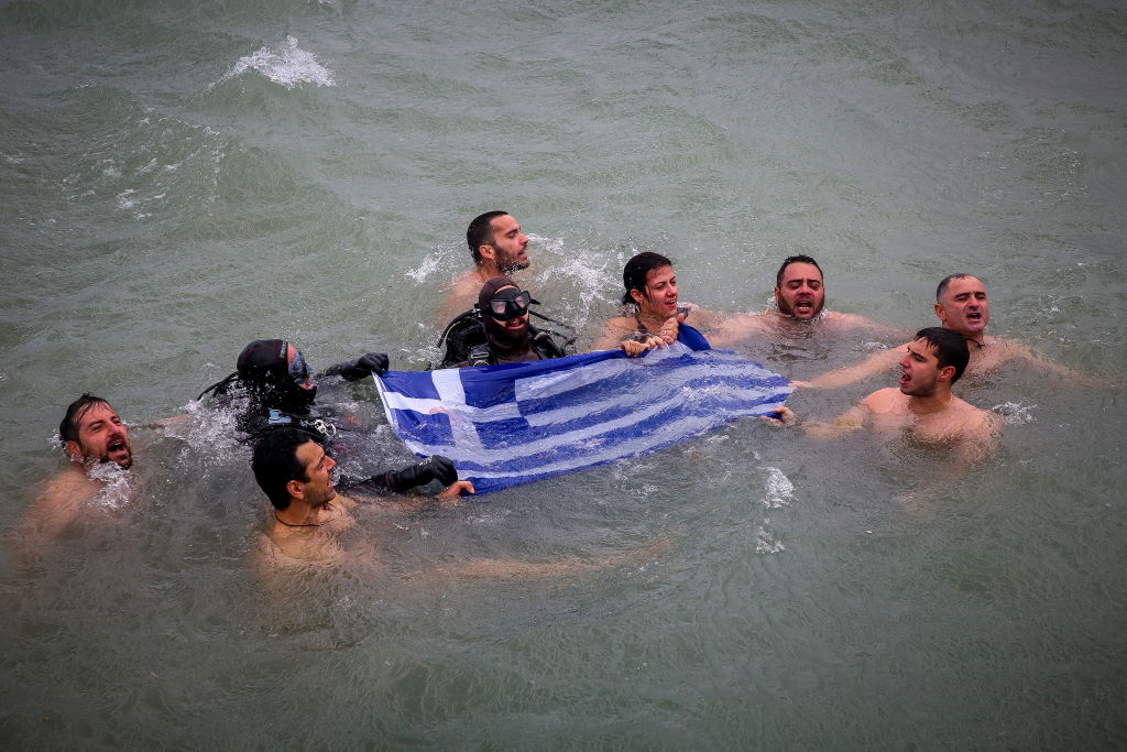 Θεοφάνεια: Οι θαρραλέοι που βούτηξαν και ο Ολλανδός που έπιασε τον σταυρό