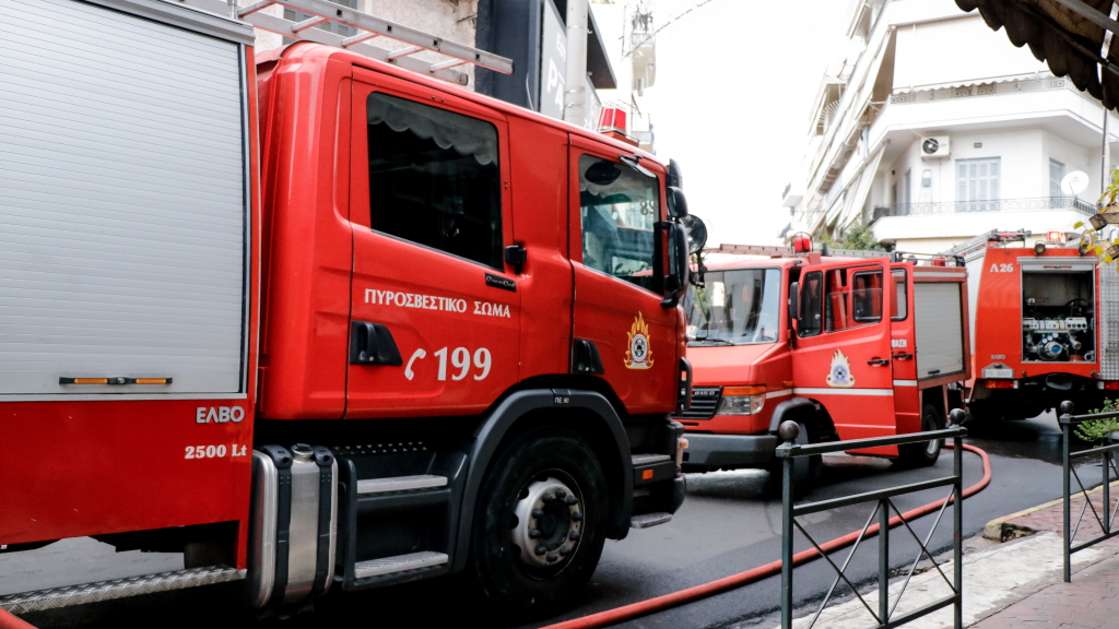Θεσσαλονίκη: Υπό έλεγχο φωτιά σε επιχείρηση εμπορίας γεωργικών μηχανημάτων