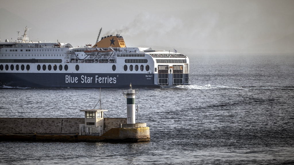 Ταλαιπωρία στη Ρόδο: Το Blue Star 2 δεν μπορεί να δέσει λόγω των ανέμων