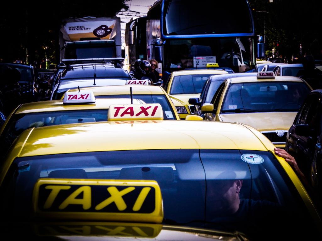 Απίστευτο περιστατικό: Ταξιτζής έκλεψε μάσκες και αντισηπτικά από πελάτη του