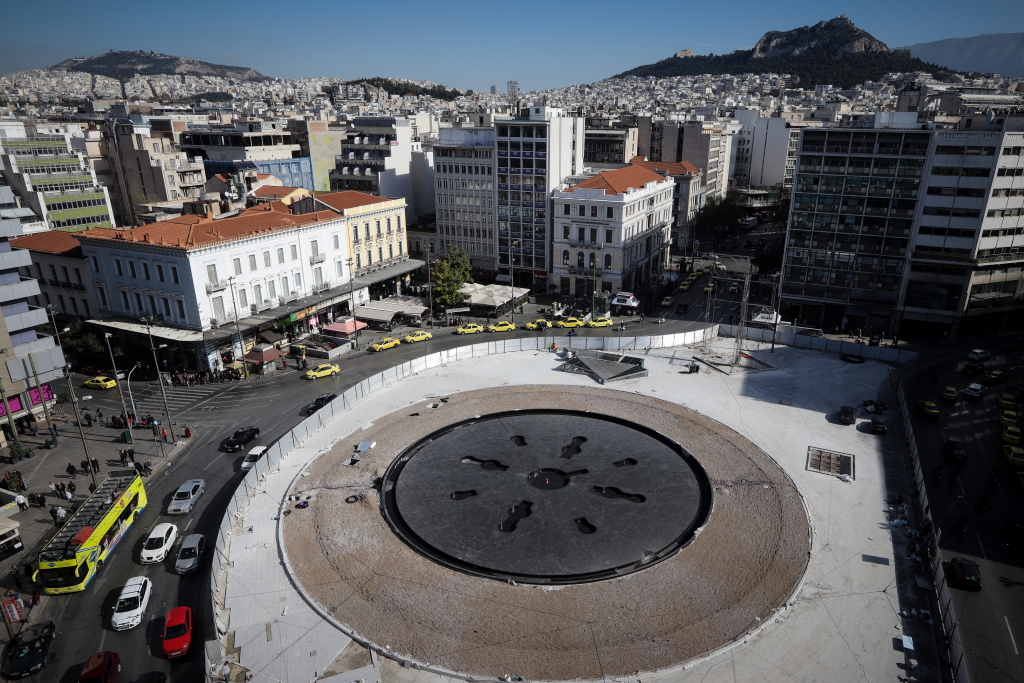 Πλατεία Ομονοίας: Γέμισε με νερό το συντριβάνι – Την άλλη εβδομάδα η παράδοση