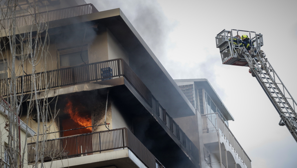 Παλαιό Φάληρο: Φωτιά ξέσπασε σε οκταώροφη πολυκατοικία