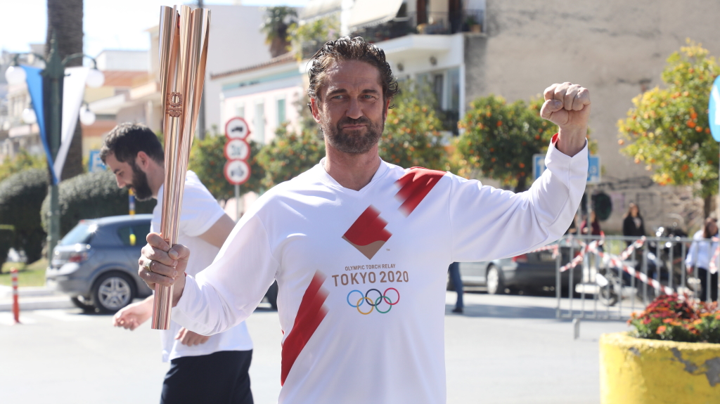 Gerard Butler: Έτρεξε ως λαμπαδηδρόμος με την Ολυμπιακή Φλόγα