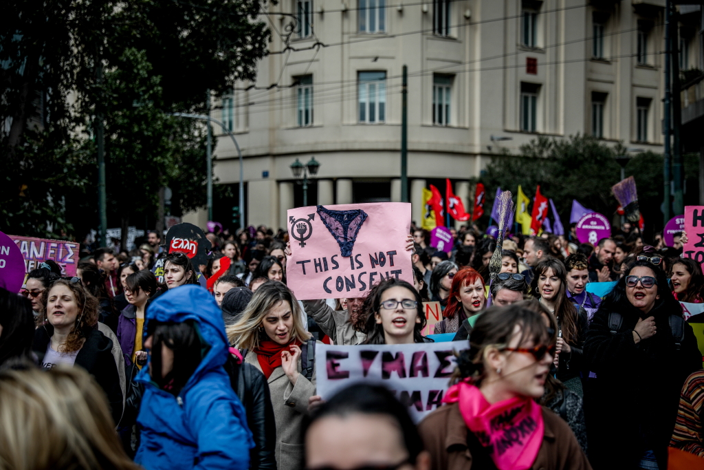 Ημέρα της Γυναίκας: Χιλιάδες διαδηλώτριες σε Αθήνα, Θεσσαλονίκη και ανά τον κόσμο