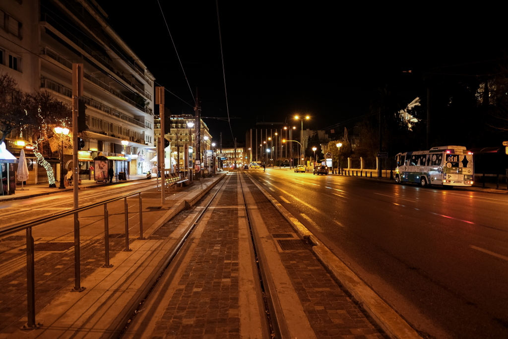 Εικόνες Δεκαπενταύγουστου στη βραδινή Αθήνα vs Ουρά για ένα κοκτέιλ στη Θεσσαλονίκη – Φωτογραφίες