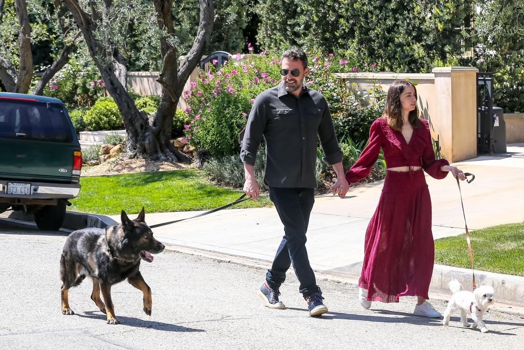 Βen Affleck – Ana de Armas: Αδιαφορούν για τον κορονοϊό βγάζοντας βόλτα τα σκυλιά τους αγκαλιασμένοι