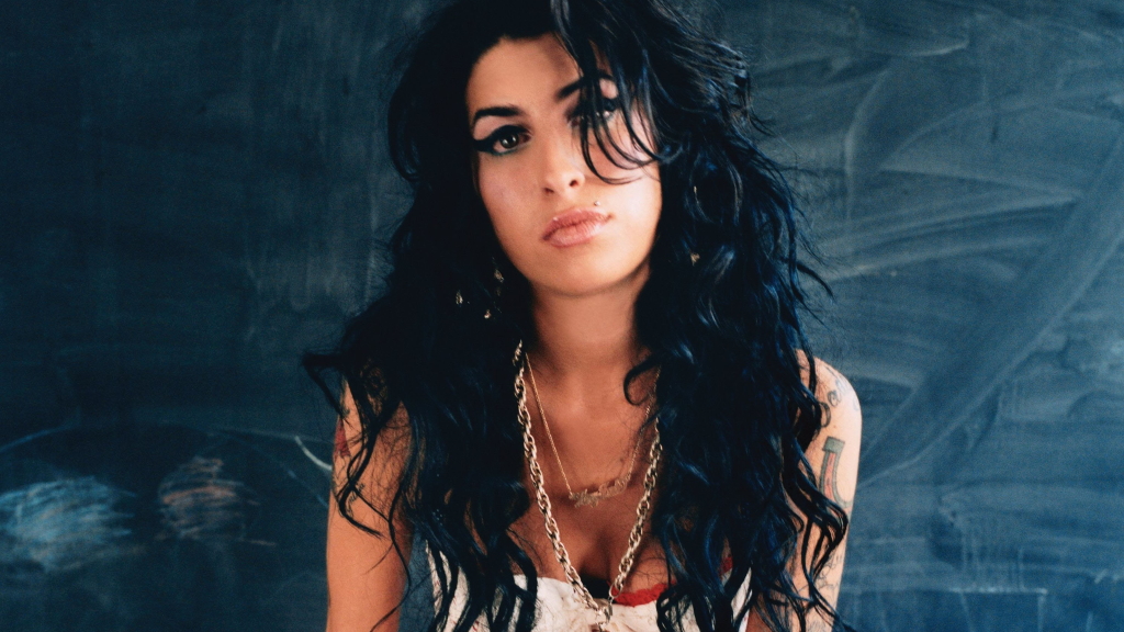 Amy Winehouse: Η ταινία για τη ζωή της είναι πια γεγονός και αυτή είναι η σκηνοθέτης που το ανέλαβε