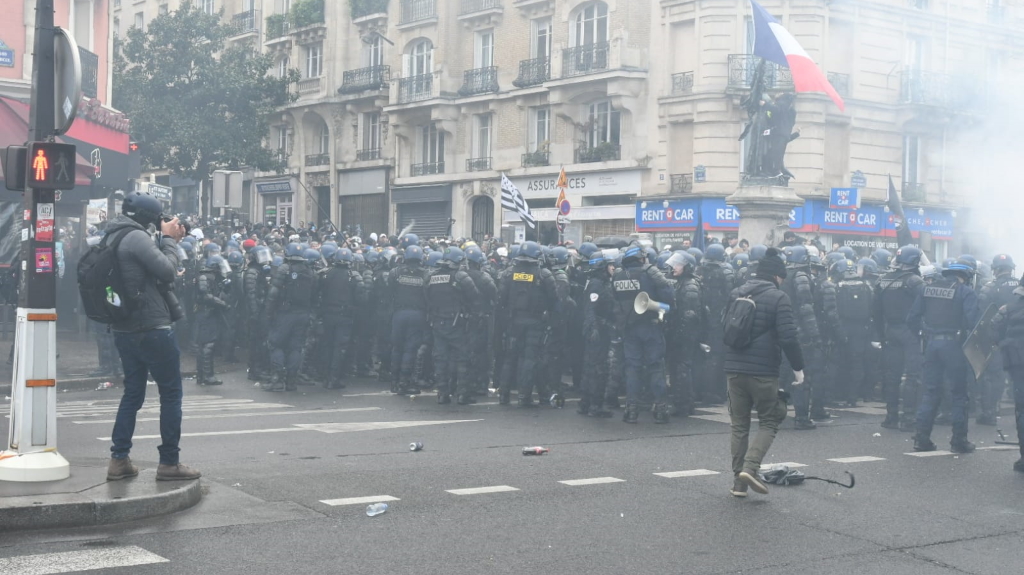 Κορονοϊός – Γαλλία: Τα “Κίτρινα Γιλέκα” βγήκαν στους δρόμους παρά τις απαγορεύσεις και συγκρούστηκαν με την Αστυνομία