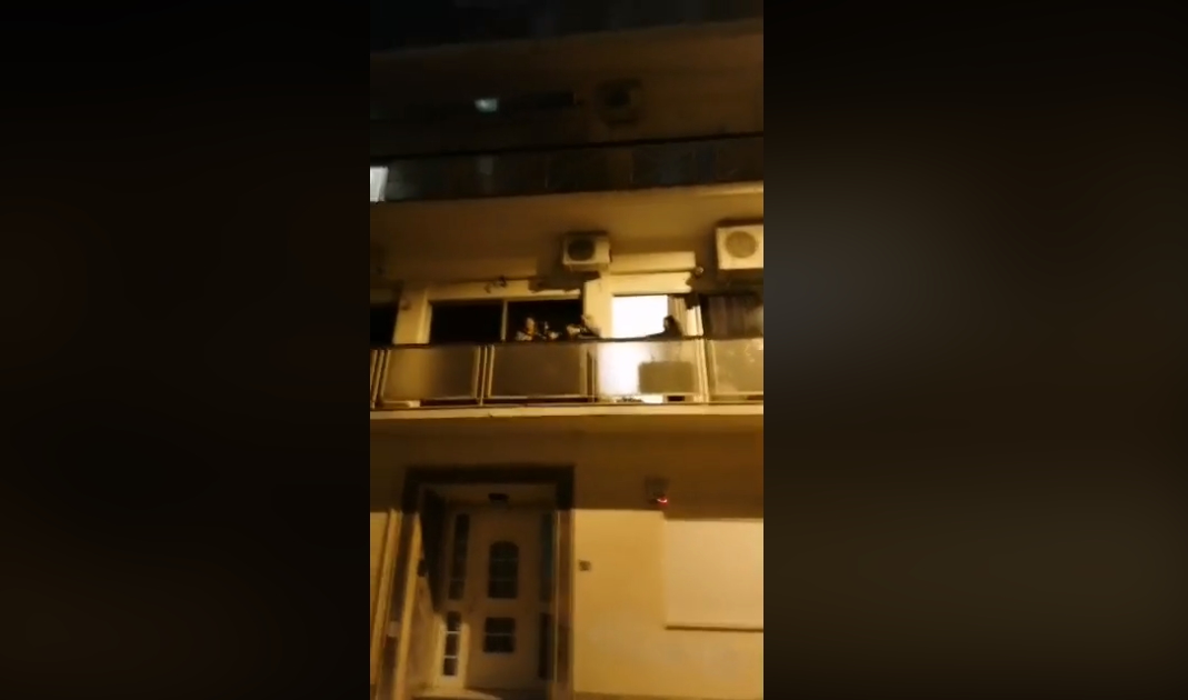 Γιαγιάδες στην Κυψέλη έγιναν viral τραγουδώντας “Ο Χάρος βγήκε παγανιά” στο μπαλκόνι τους