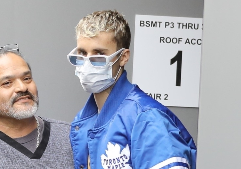 Justin Bieber: Φορώντας μάσκα επισκέφθηκε τον γιατρό του