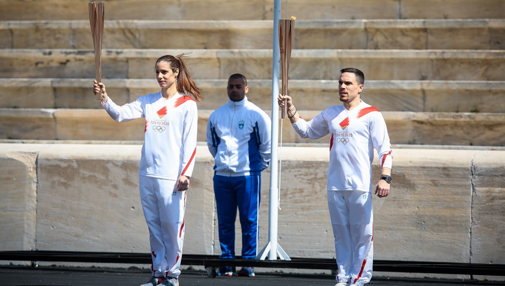 Κεκλεισμένων των θυρών η παράδοση της Ολυμπιακής Φλόγας, με Λευτέρη Πετρούνια και Κατερίνα Στεφανίδη