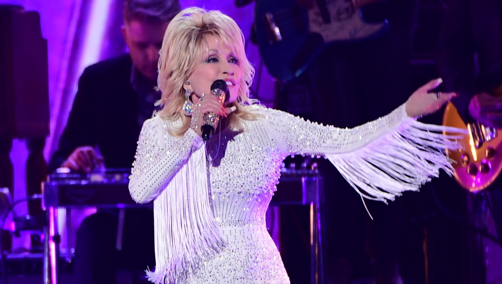 Dolly Parton: Δωρίζει ένα εκατομμύριο δολάρια στην έρευνα για τον Covid-19