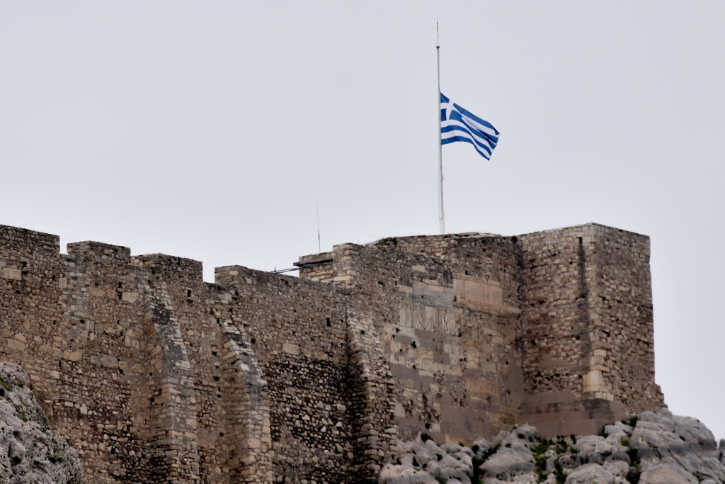 Ακρόπολη: Μεσίστια κυματίζει η σημαία προς τιμήν του Μανώλη Γλέζου