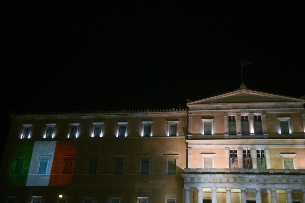 Βουλή: “Βάφτηκε” με τα χρώματα της ιταλικής σημαίας ως ένδειξη συμπαράστασης στους δοκιμαζόμενους γείτονες