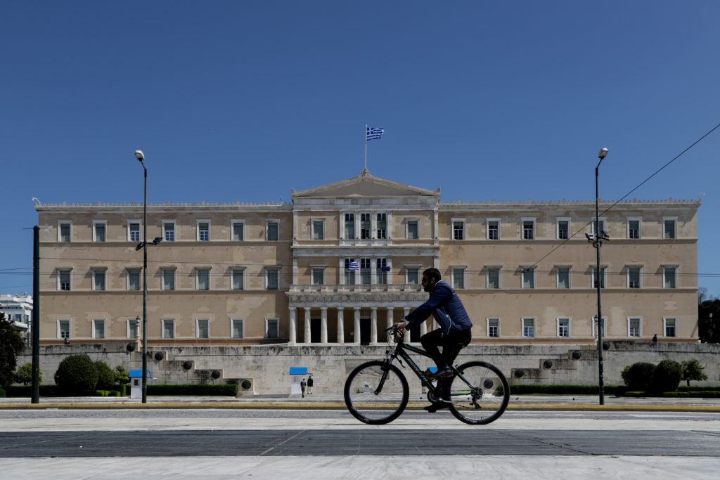 The Guardian: Πλέκει το εγκώμιο της Ελλάδας που “κερδίζει τη μάχη του κορονοϊού”