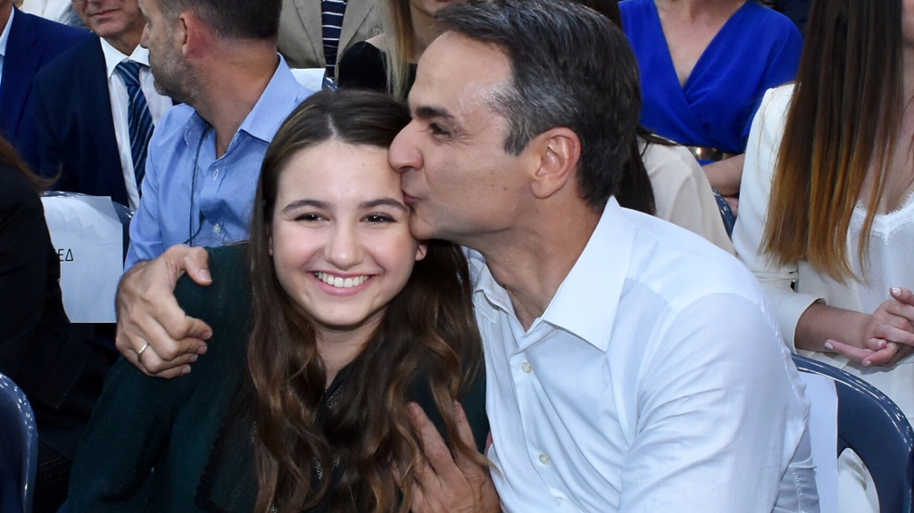 Περήφανος πατέρας ο Κυριάκος Μητσοτάκης: Η φωτογραφία με την κόρη του που αποφοίτησε από το σχολείο