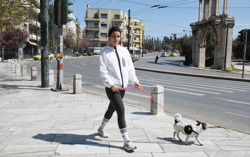 Τόνια Σωτηροπούλου: Η βόλτα με τον σκύλο της στην άδεια Αθήνα