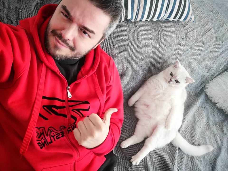 Πέτρος Πολυχρονίδης: Έδωσε ένα τρανό παράδειγμα αγάπης για τα ζώα – Υιοθέτησε ένα τυφλό γατάκι