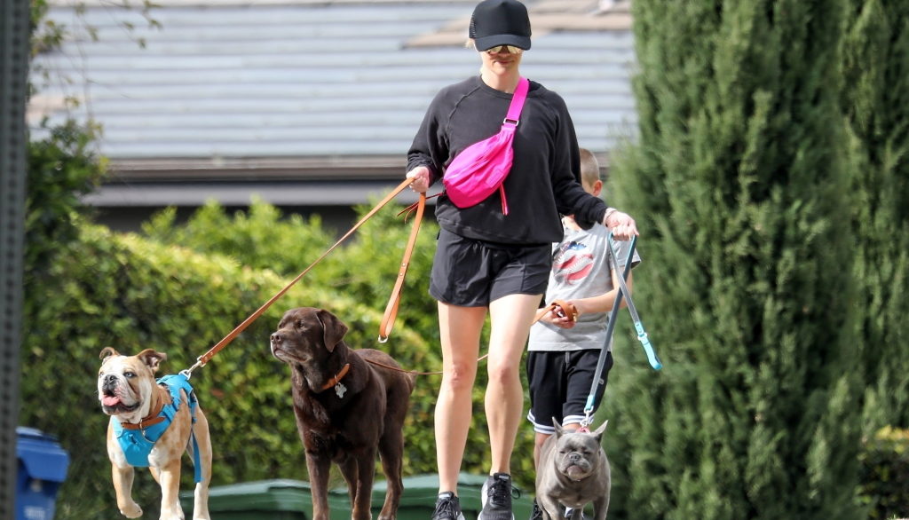 Reese Witherspoon: Χαλαρές στιγμές με τον γιο της και τους τρεις σκύλους τους