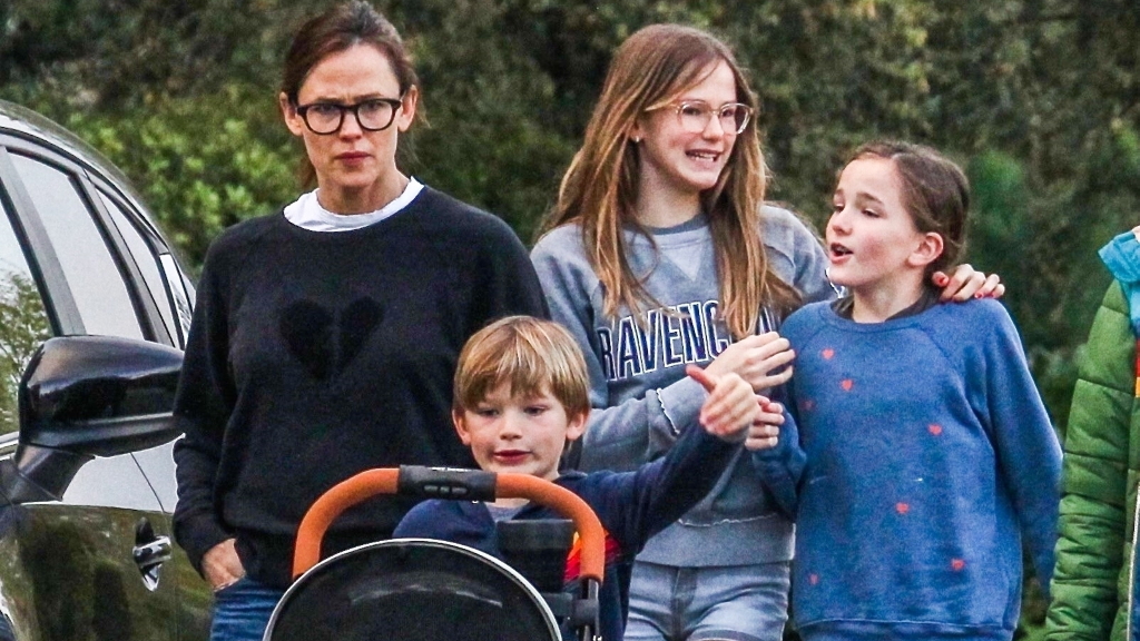 Jennifer Garner: Έκανε βόλτα με τα παιδιά της εν μέσω πανδημίας!