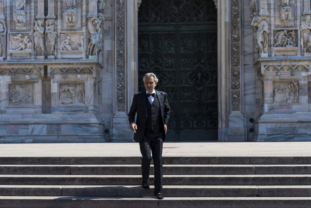 Andrea Bocelli: Ρίγη συγκίνησης και πάνω από 24 εκατομμύρια προβολές για τη συναυλία του στον καθεδρικό του Μιλάνου