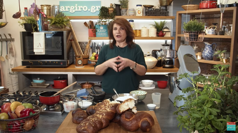 Αργυρώ Μπαρμπαρίγου: Αυτή είναι η δική της συνταγή για πασχαλινό τσουρέκι