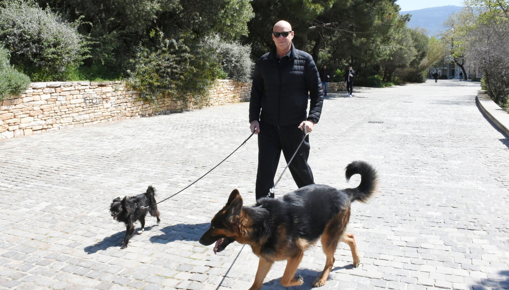 Τζώνη Καλημέρης: Χαλαρός περίπατος στην Αρεοπαγίτου μαζί με τους σκύλους του (pics)