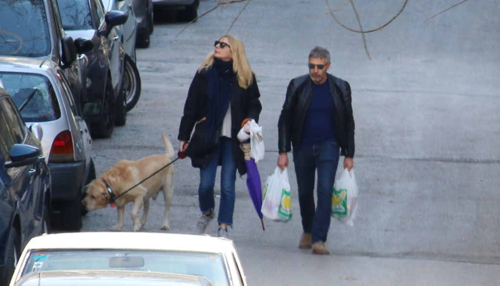 Σμαράγδα Καρύδη – Θοδωρής Αθερίδης: Βγήκαν για ψώνια παρέα με τον σκύλο τους